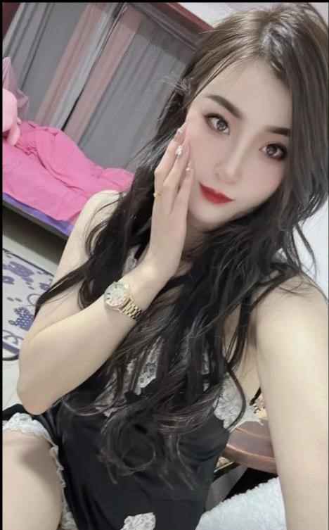 性感大波浪卷发少妇