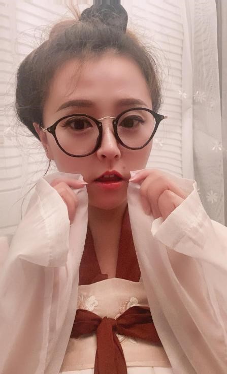 边做边拍视频的妹子