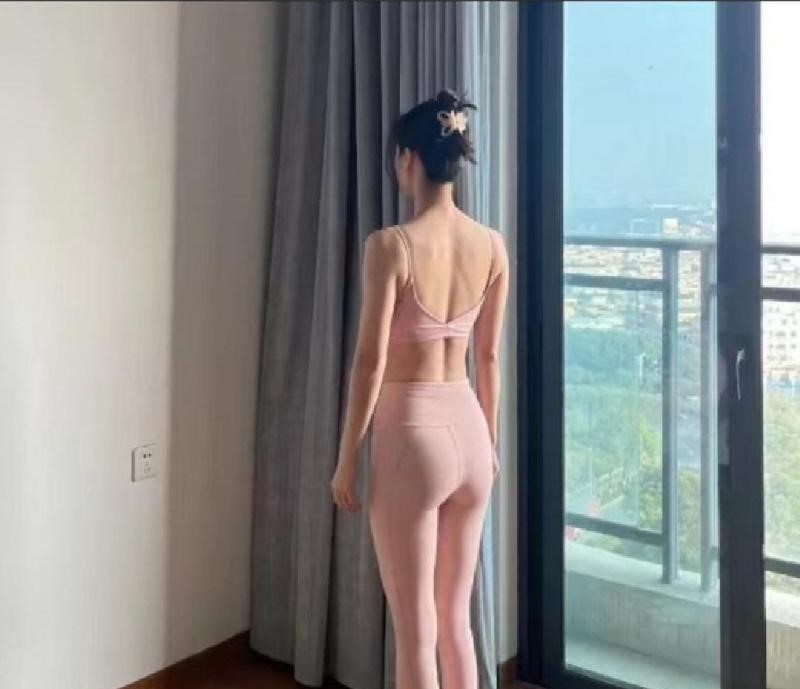 南门性感大长腿小星