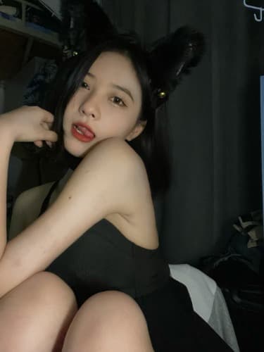 挑逗骚妹下体让她淫水直流