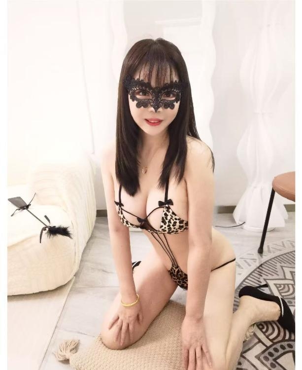 美乳风骚娇娘
