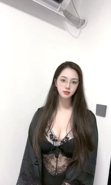 反差御姐明媚儿