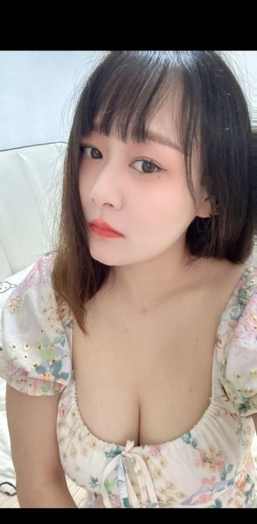 大乃白皙小姐姐