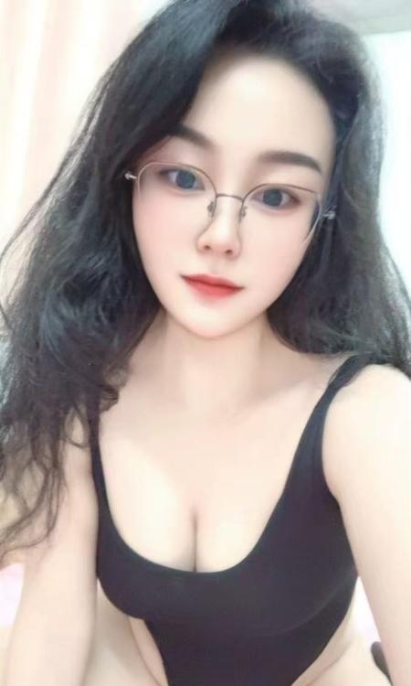 浦东连体衣眼镜女