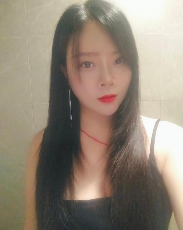性价比很高的大胸妹子