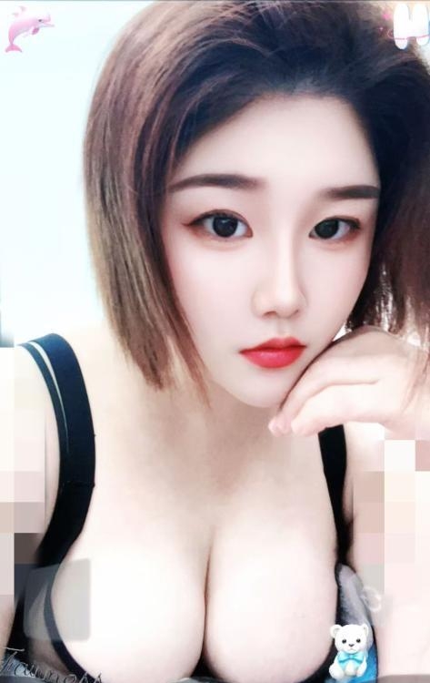 东门短发性感小少妇