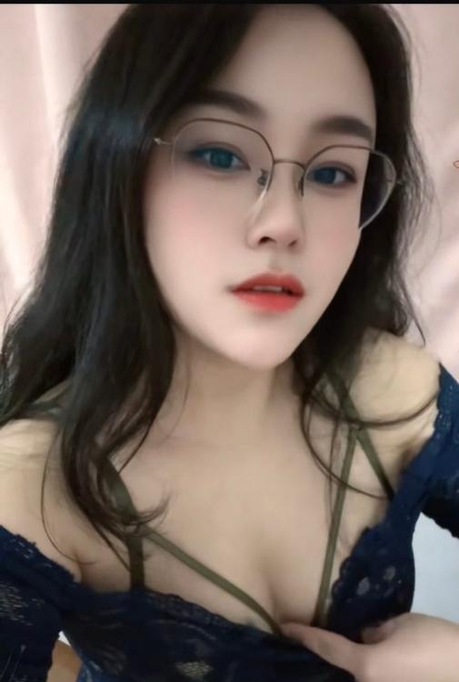 浦东吊钟乳眼镜妹