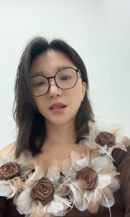 戴眼镜的大胸少妇