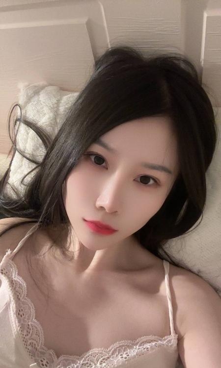 皮肤白嫩颜值嫩妹