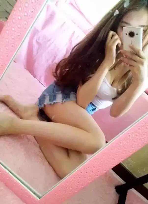 刚刚来.微信附近人约到的衣服店小妹