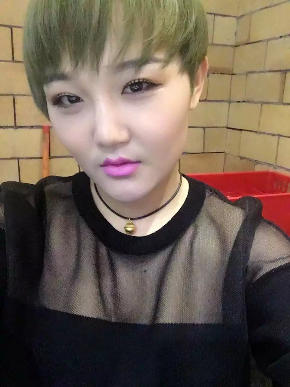 性感妖娆，短发别有风味“李师师”