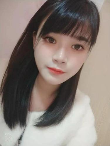 [成都]2021年2月4日二医院对面年轻美女