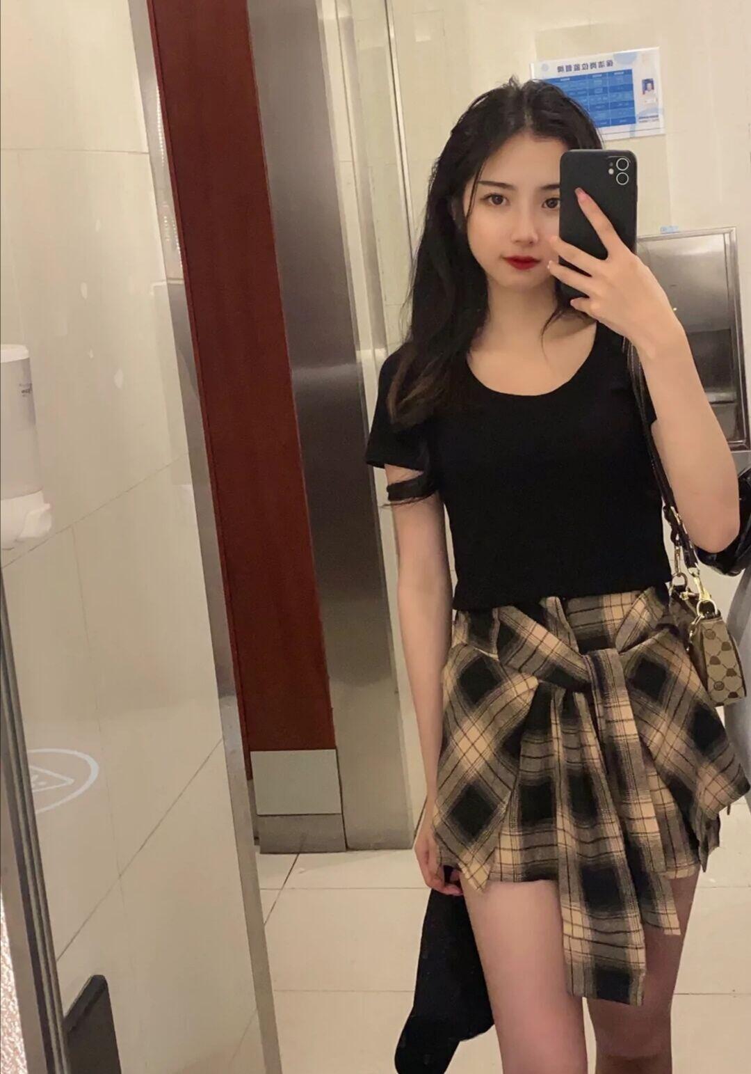 锦江区daker：个高腿长大奶子，粉逼一线天，眼睛会放电