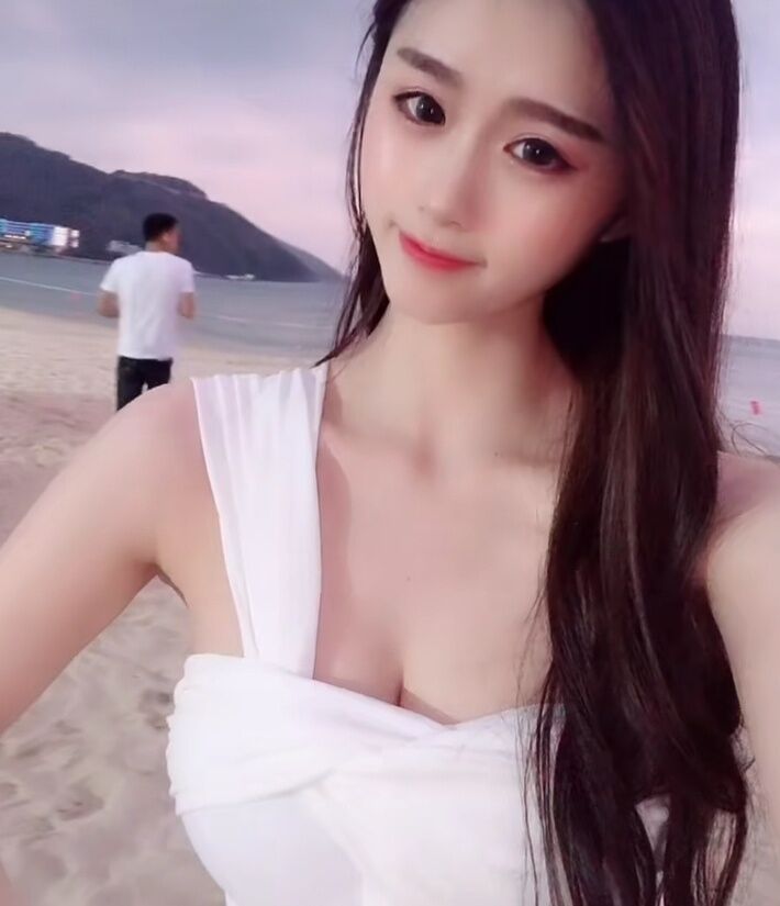 越秀区艳子：年小清纯又可爱，粉嫩鲍鱼玩得开，敏感体质水多亦高潮