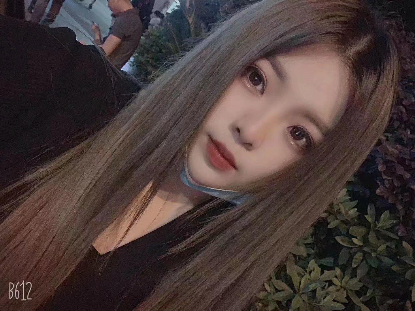 正值青春的小坦克玉体美如画，S型线条大胸大屁股，激情四射