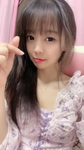 青岛极品学生妹，温柔性感甜美爽翻天，小穴粉嫩值得一试