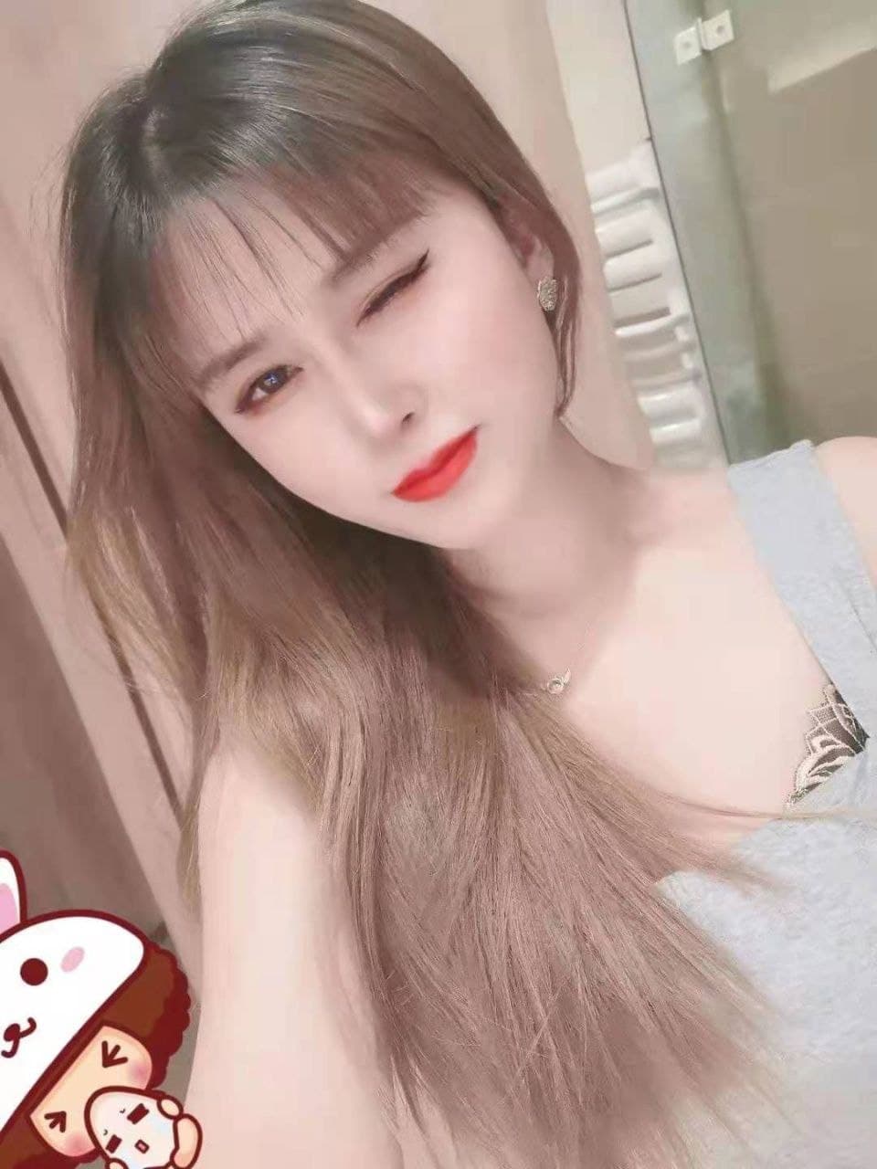 啪了一个皮肤细腻白嫩柔软的妹子