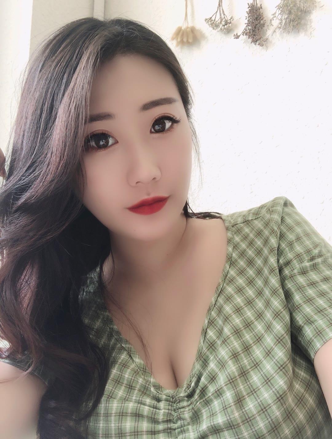 性感漂亮胸大温柔，身材凹凸有致，手感很弹嫩