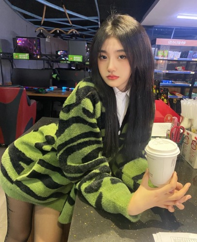 （白虎可肛）收银小姐姐短期兼职，刚破处的小嫩鸡喜欢抱操舌吻高潮喜欢叫爸爸