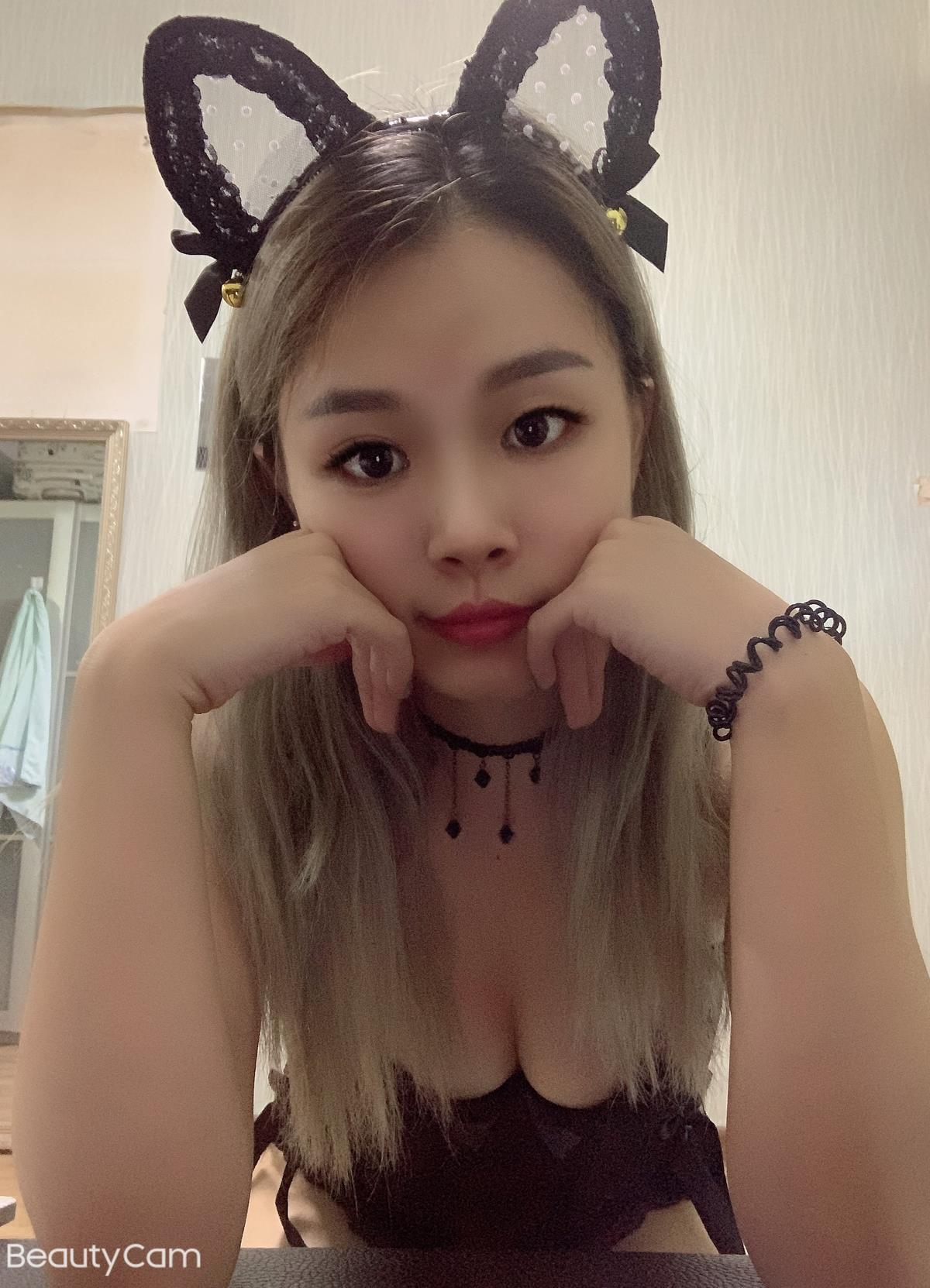 小颜值中等，不算差的。看着挺稚嫩