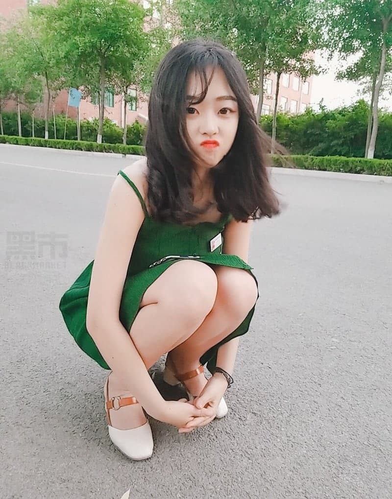 大长腿也很骚气，颜值一般，