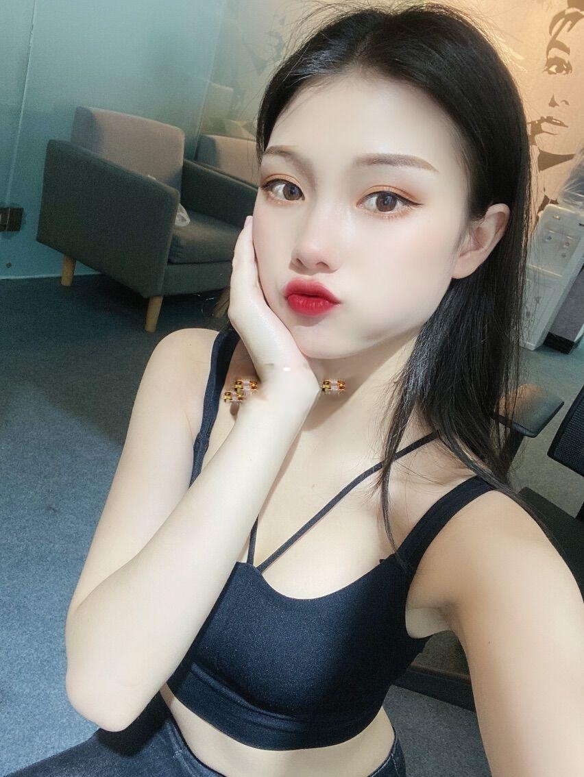 郫都区小鱼儿：年轻漂亮，奶弹逼紧，服务到位眼睛能放电