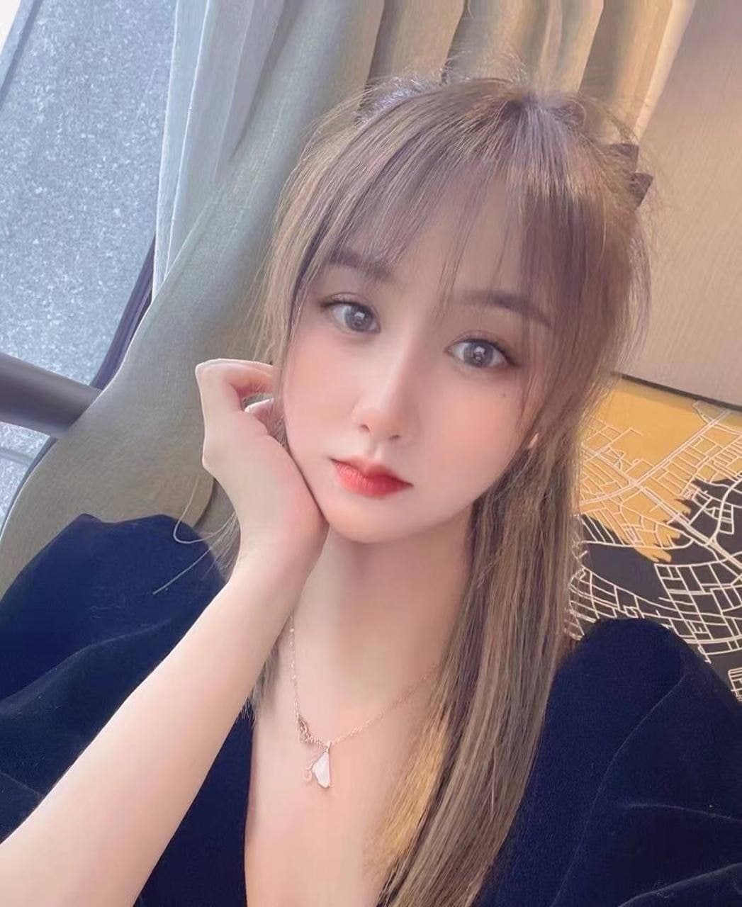 大眼睛人瘦胸大,身材很好,