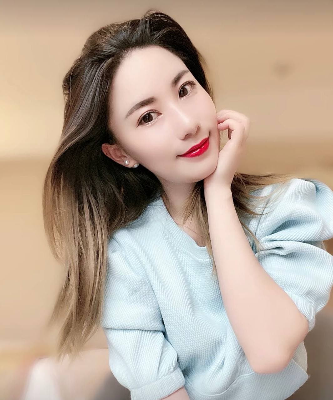 咪咪很软，奶头不大，叫的很刺激