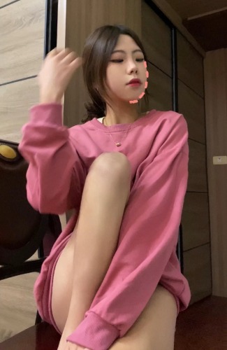 这妞的舌头挺软的，舔的我身上酥.酥..麻.麻的还真是舒服