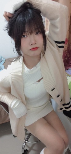 颜值超正的妙龄美人，温柔如女友会侍候人，骚起来真是受不了