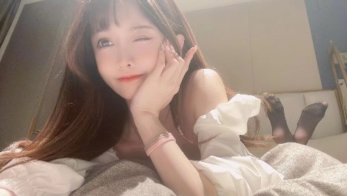 【淄博】400全套的兼职小美女这种感觉像初恋第一次，皮肤光滑细腻，粉嫩小鲍微