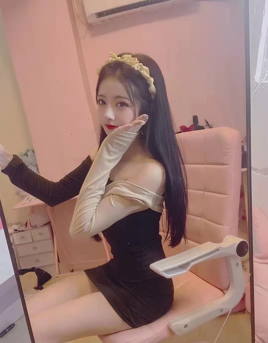 极品嫩妹，B嫩水多服务好听指挥