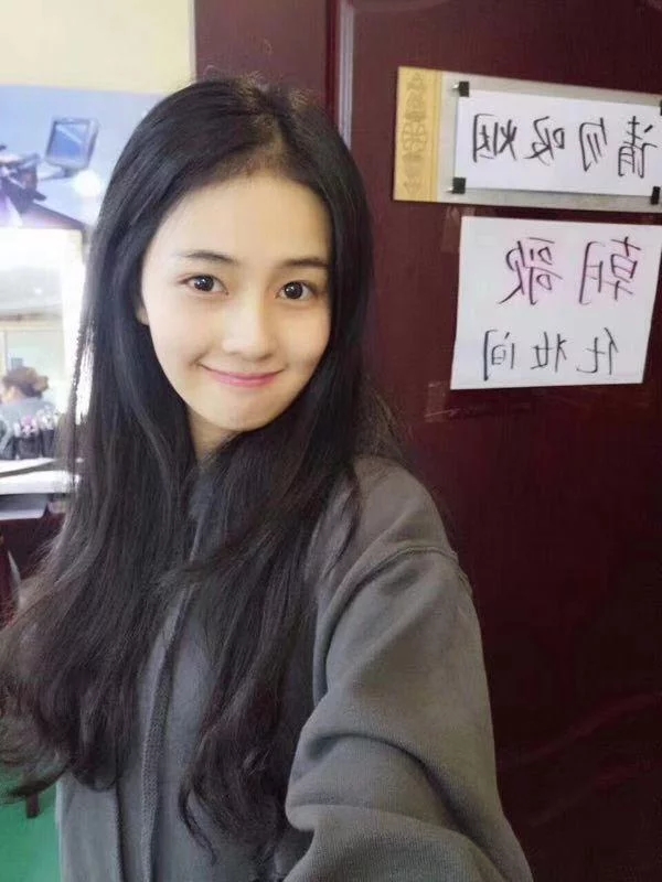 成都感受甜美可爱型，极品少女