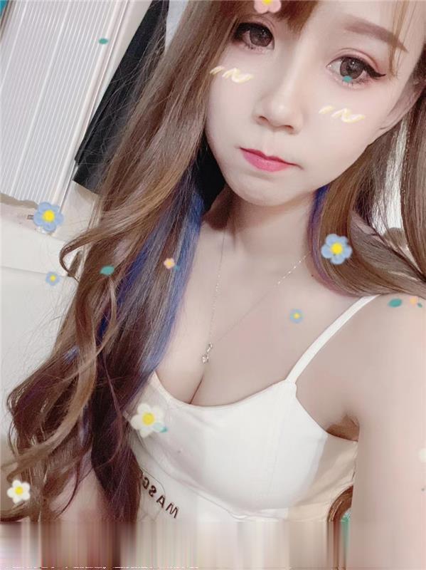 瘦瘦小小的姑娘