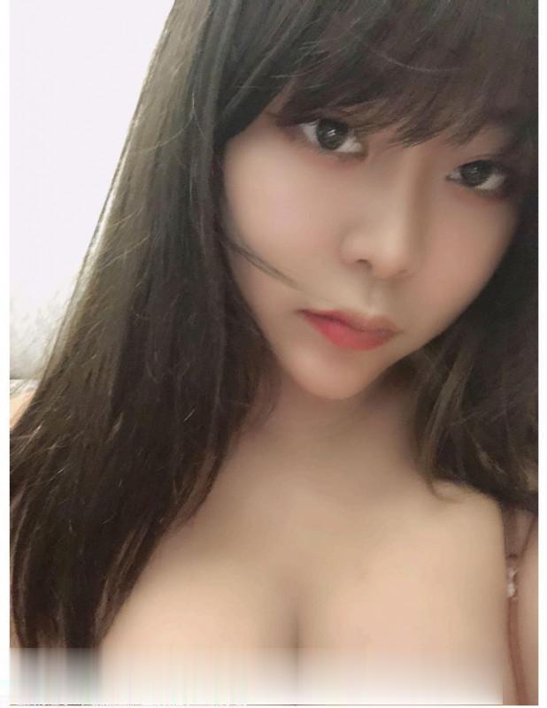 高新大胸乖巧妹子
