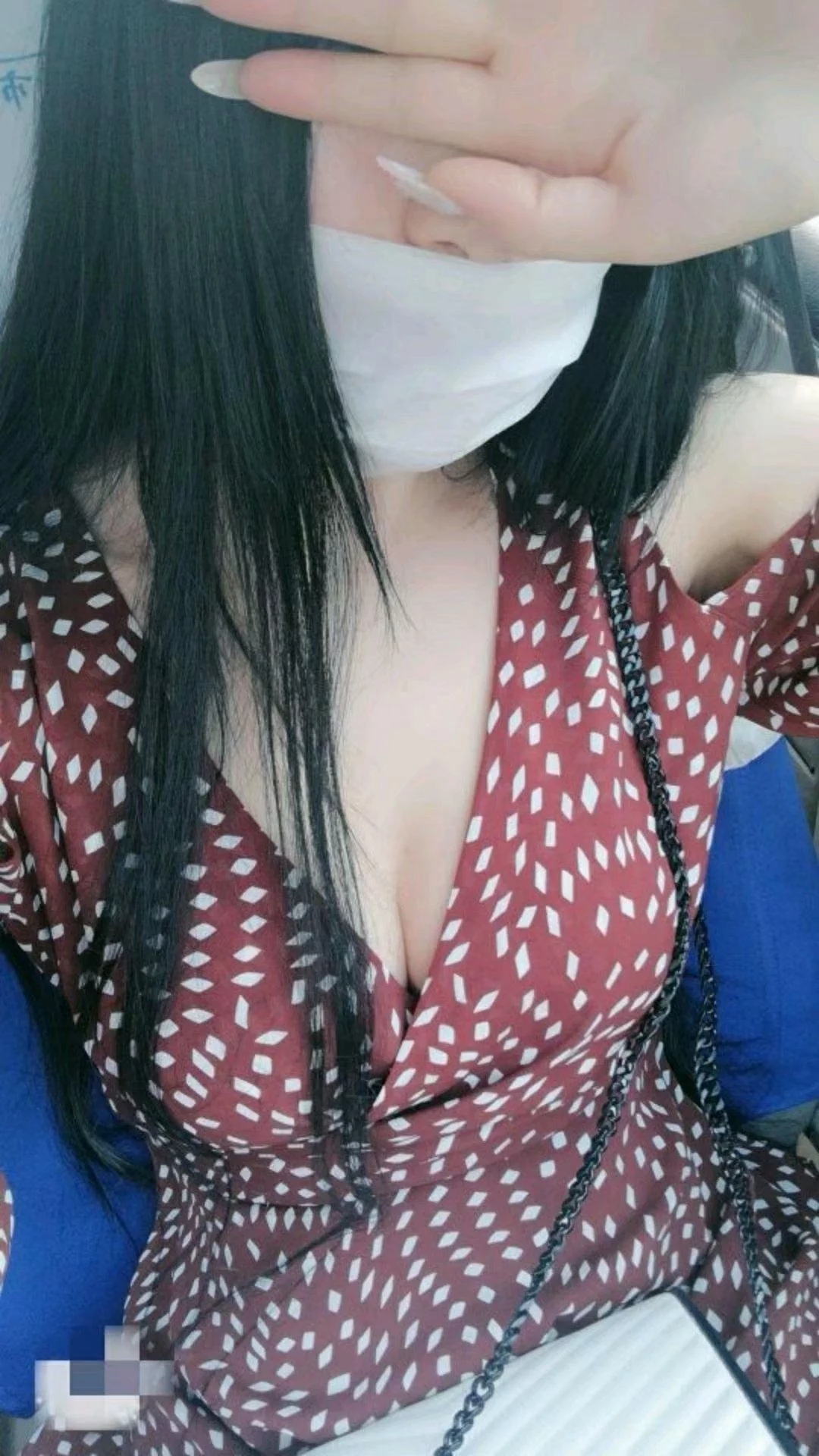 东门啵啵老师，有两个人