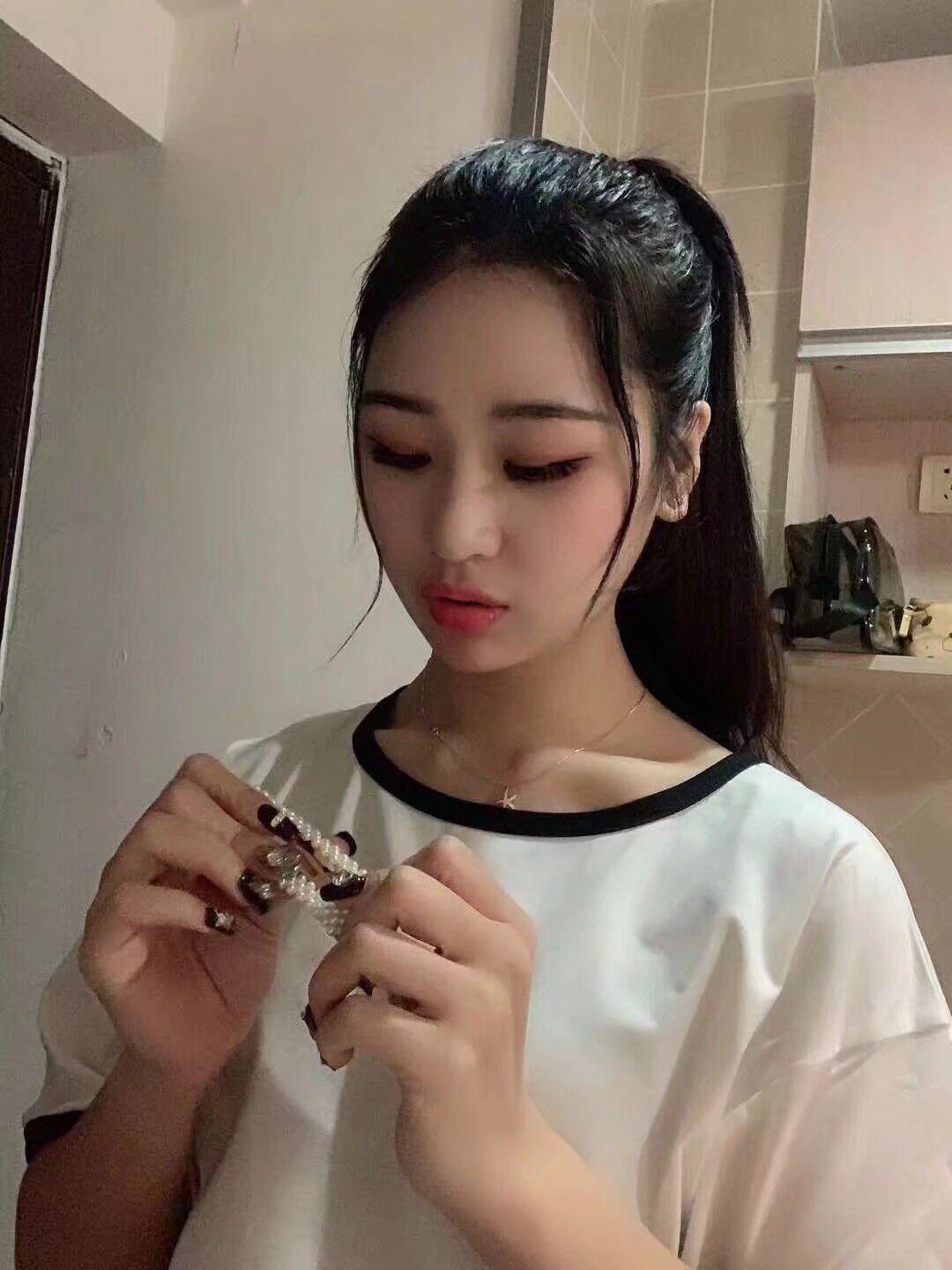 成都【2019年11月】成都青羊区新人淫骚可爱萌，粉嫩小穴紧，青涩可爱甜，水多咪咪挺