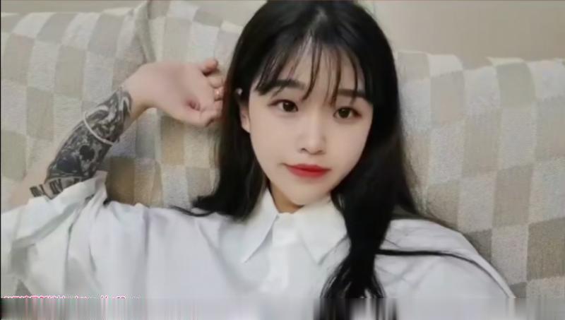 有纹身的年轻小姑娘