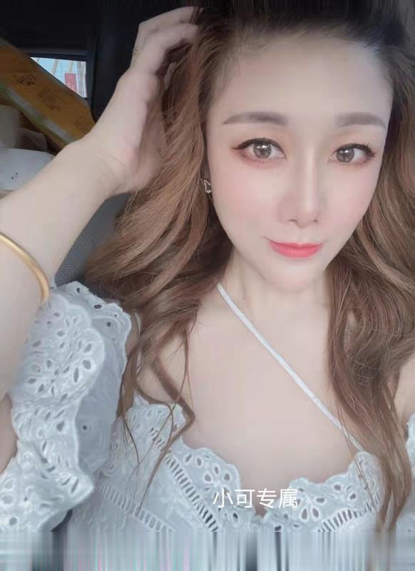打了肚钉美女