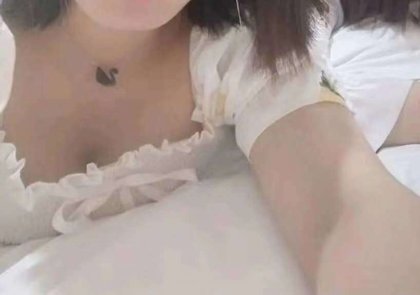 给你们分享一个快18岁的学生妹，嫩的很，。