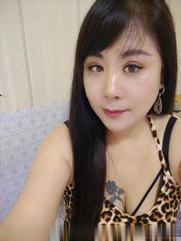 轻熟女丝袜大胸诱惑