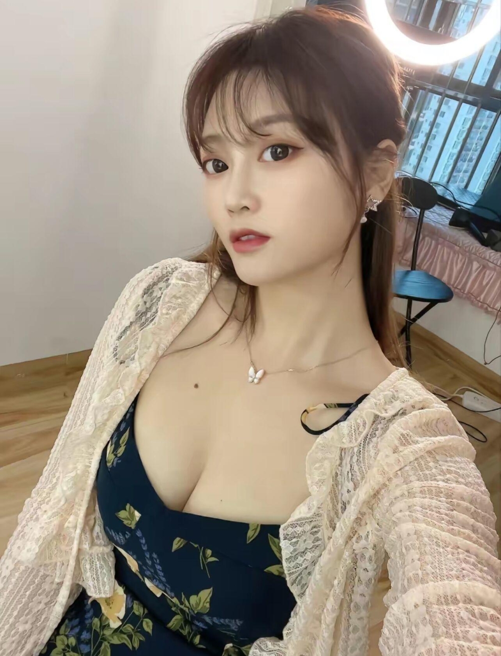 性感兼职小妹，大学毕业出来兼职听话可以好好调教一下