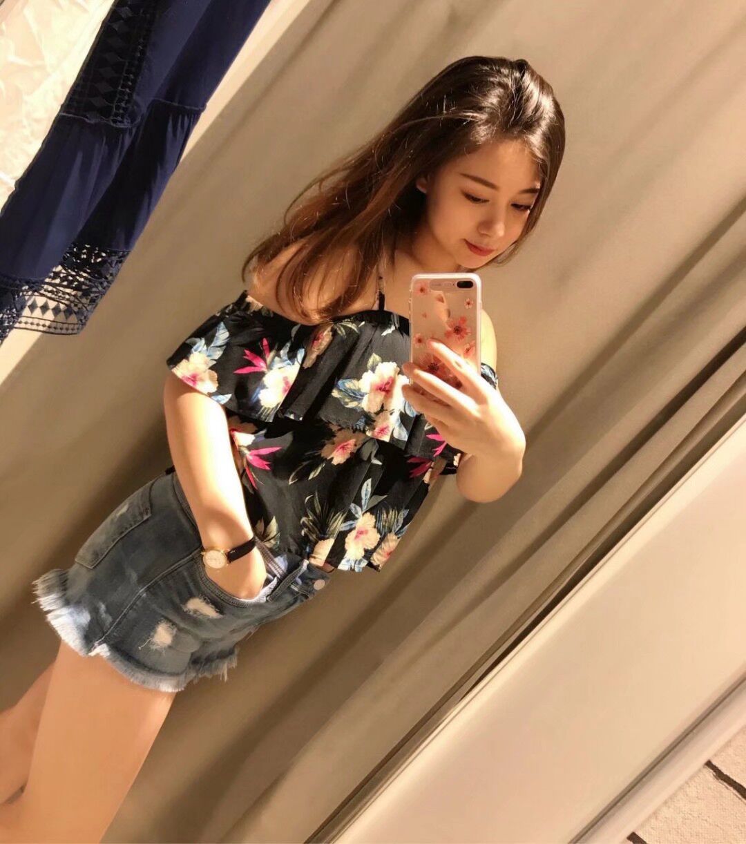 双流区冷美人依依，刚下海妙龄女神，身材皮肤超好，