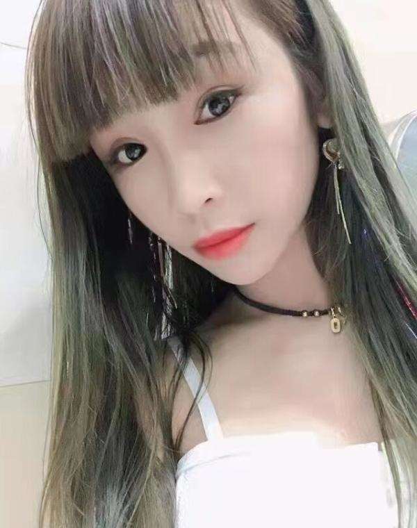 市中心娇小型美女