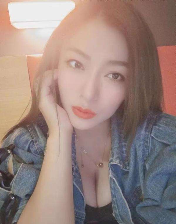 气质大胸妹子